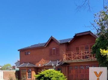 Casa · 200m² · 6 Ambientes · 2 Cocheras · Casa en Venta - 4 Dorm. 2 Baños - Mar del Tuyú