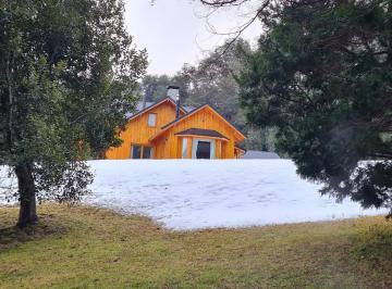 Casa · 247m² · 6 Ambientes · Casa Sobre Amplio Terreno en Venta - Villa La Angostura con Vista a Lago y Montaña