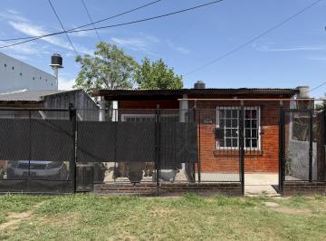 Casa · 150m² · 4 Ambientes · 1 Cochera · Casa 3 Amb. con 3 Departamentos en Venta - Moreno