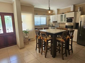 Casa · 250m² · 6 Ambientes · Casa en Villa Nueva de Guaymallen