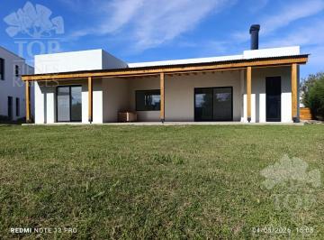 Casa · 194m² · 5 Ambientes · 1 Cochera · Casa a Estrenar en Lote Interno