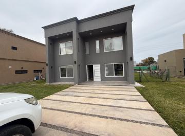 Casa · 177m² · 4 Ambientes · 4 Cocheras · Casa 4 Ambientes en Alvarez del Bosque