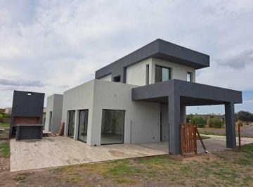 Casa · 279m² · 5 Ambientes · 5 Cocheras · Casa en Venta en San Sebastian, Escobar, G. B. a. Zona Norte