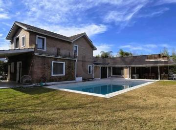 Casa · 317m² · 7 Ambientes · 2 Cocheras · Venta de Casa 7 Ambientes en Barrio Santa Barbara - Tigre