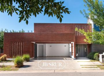Casa · 215m² · 5 Ambientes · 2 Cocheras · Casa en Venta de 3 Dorm. en Greenville 2