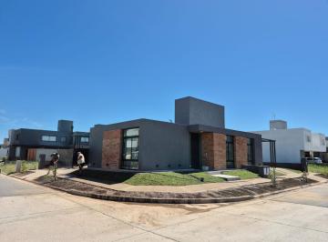 Casa · 102m² · 3 Ambientes · 1 Cochera · Venta Casa 2 Dorm. Única - Planta Solares de Manantiales!