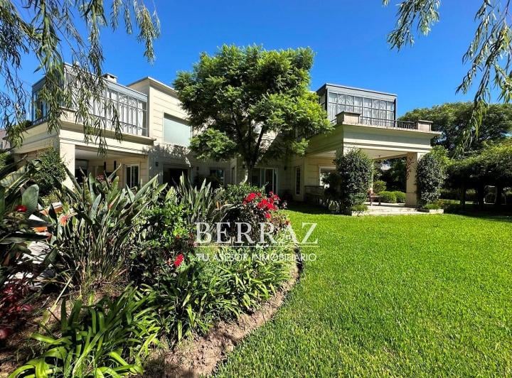 Casa · 387m² · 7 Ambientes · 2 Cocheras