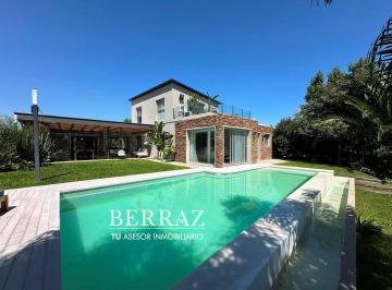 Casa · 240m² · 7 Ambientes · 1 Cochera · Casa Venta 7 Ambientes a La Laguna en San Marco Villanueva Lote 925 m²