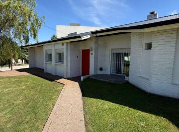 Casa de 5 ambientes, Miramar · Casa con 4 Dorm. en Venta, Lote de 995 m² Parquemar