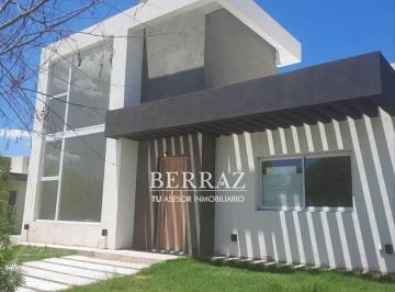 Casa · 147m² · 4 Ambientes · 2 Cocheras · Casa 4 Ambientes Venta en Santa Elena Pilar del Este Lote de 520 m²