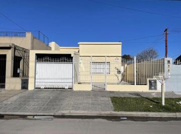 Casa · 126m² · 4 Ambientes · 1 Cochera · Casa en Venta - 2 Dorm. 1 Baño 1 Cochera - 259 m² - Bernal