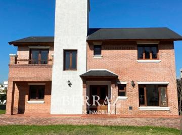 Casa · 210m² · 5 Ambientes · 1 Cochera · Casa Venta 5 Ambientes en Campo Grande Pilar Lote de 800 m²