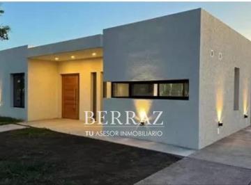 Casa · 130m² · 4 Ambientes · 3 Cocheras · Casa Venta 4 Ambientes en San Sebastián Area 11 Escobar Lote de 980 m²
