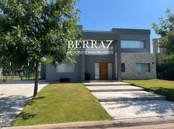 Casa · 240m² · 5 Ambientes · 1 Cochera · Casa Venta 3 Dorm. Barrio El Trebol Lote de 961 m² Haras Santa Maria Escobar