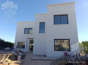 Casa · 175m² · 5 Ambientes · 1 Cochera · Casa en Dos Plantas