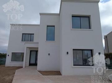 Casa · 175m² · 5 Ambientes · 1 Cochera · Casa en Dos Plantas