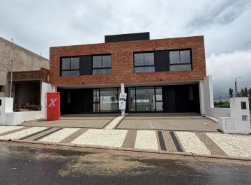 Casa · 126m² · 4 Ambientes · 4 Cocheras · Duplex a La Venta a Estrenar! Rincones de Manantiales!