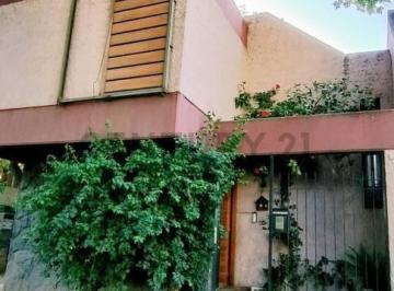 Casa · 132m² · 5 Ambientes · 1 Cochera · Century 21 López Vende Casa Esquina de Dos Plantas en Ciudad de Mendoza