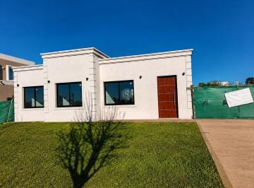 Casa · 165m² · 4 Ambientes · 2 Cocheras · Casa en Venta en Santo Tomas, Pilar, G. B. a. Zona Norte