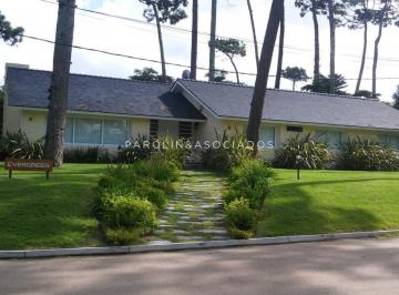 Foto1 · Hermosa Casa en Venta de 4 Dorm. Ubicada en Playa Mansa, Punta del Este