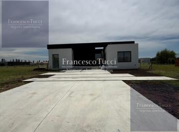 Casa · 140m² · 4 Ambientes · 2 Cocheras · Casa en Venta 4 Ambientes con Pileta en Los Juncos Luján