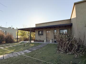 Casa · 75m² · 3 Ambientes · 1 Cochera · Casa en Venta en La Plata.