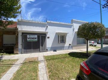 Casa · 85m² · 2 Ambientes · 1 Cochera · Casa con Local a La Venta