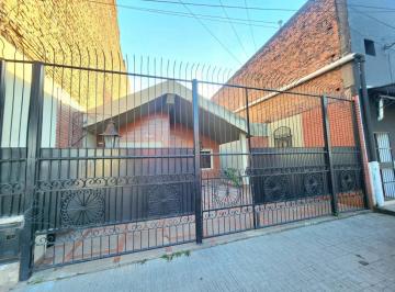 Casa · 130m² · 5 Ambientes · 2 Cocheras · Apta Credito! C/ Monteagudo 1700 - Casa de 3d + Cochera + Patio