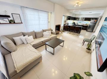 Casa · 220m² · 4 Ambientes · 5 Cocheras · Casa en Lomas de Zamora Apta Credito