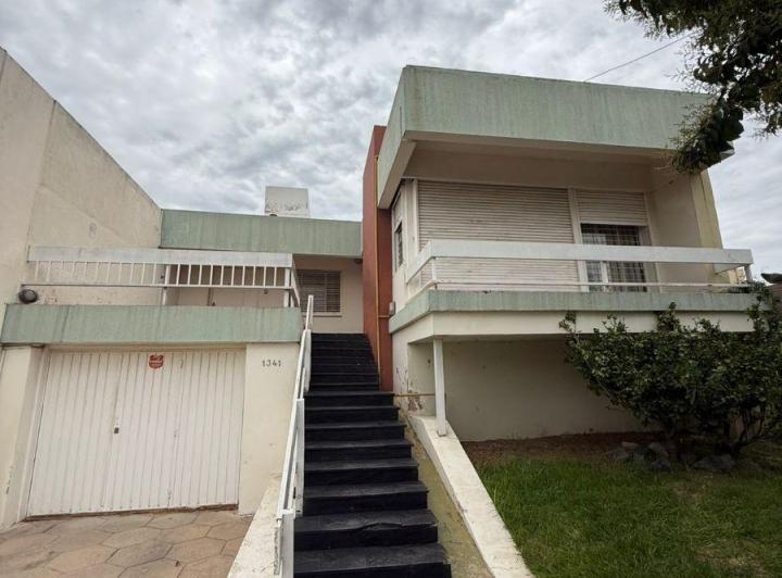 Casa · 219m² · 10 Ambientes · 2 Cocheras