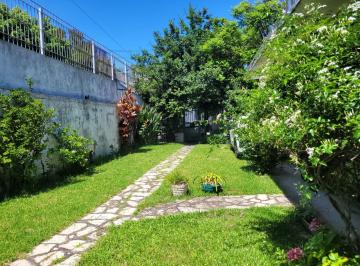 Casa · 337m² · 5 Ambientes · 4 Cocheras · Venta - Casa Familiar con Gran Espacio Para Autos!