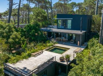 Casa · 200m² · 2 Dormitorios · Casa en Alquiler de 2 Dorm. con Vista Al Mar y Pileta en La Juanita