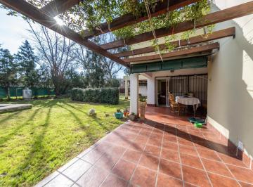 Casa · 176m² · 5 Ambientes · 2 Cocheras · Venta - Casa de Tres Dorm. con Pileta y Cochera - Ibarlucea