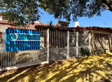 Casa · 160m² · 4 Ambientes · 2 Cocheras · Venta Casa con Parque y Pileta en Banfield