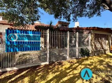 Casa · 160m² · 4 Ambientes · 2 Cocheras · Venta Casa con Parque y Pileta en Banfield