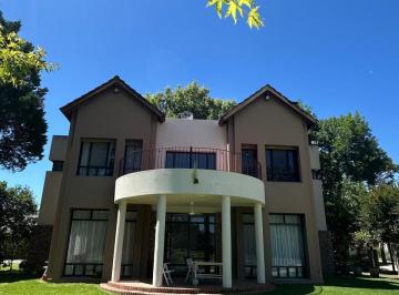 Casa · 1800m² · 5 Ambientes · 2 Cocheras · Venta Casa 5 Ambientes en Los Cardales Country Club