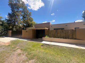 Casa · 300m² · 6 Ambientes · 2 Cocheras · Hermosa Casa a Estrenar Sobre Gran Terreno de Dos Dorm., Doble Cochera, Galería y Parilla