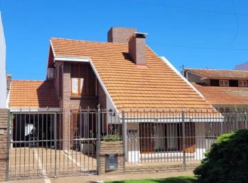 Casa · 172m² · 4 Ambientes · Chalet 4 Ambientes con Piscina Frente a Plaza - Punta Mogotes