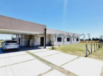 Casa · 149m² · 4 Ambientes · 2 Cocheras · Casa en Venta en La Plata de Tres Dorm. con Pileta