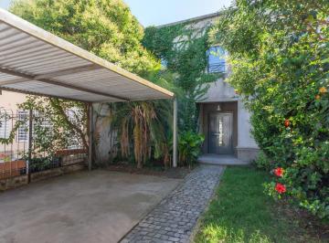 Casa · 210m² · 5 Ambientes · 2 Cocheras · Casa en Venta en Olivos, Refaccionada, Muy Linda y con Gran Jardín Al Fondo.