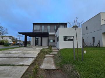 Casa · 180m² · 5 Ambientes · 2 Cocheras · Casa de 5 Ambientes a Estrenar con Jardin y Pileta en Barrio Araucarias, Puertos del Lago, Escobar.