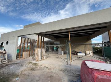 Casa · 270m² · 3 Dormitorios · 2 Cocheras · Casa a La Venta en Barrio Privado Vida I Funes
