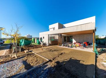 Casa · 270m² · 3 Dormitorios · 2 Cocheras · Casa a La Venta en Barrio Privado Vida I Funes