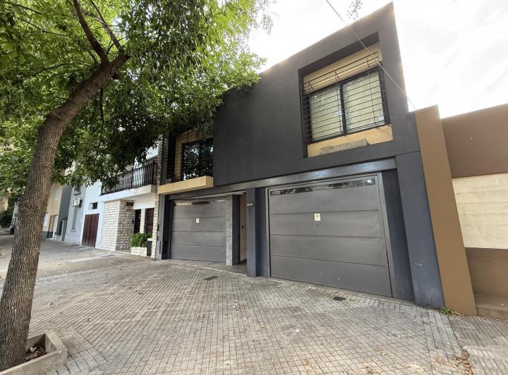 Casa · 300m² · 6 Ambientes · 2 Cocheras