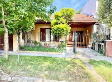 Casa de 4 ambientes, Berazategui · Casa con 200 m² y 3 Dorm. en Venta o Permuta en Guillermo Hudson