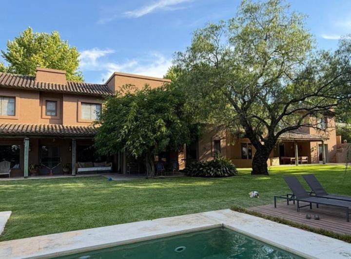Casa · 450m² · 7 Ambientes · 4 Cocheras
