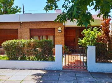 Casa · 138m² · 5 Ambientes · 1 Cochera · Casa en Venta en Bella Vista