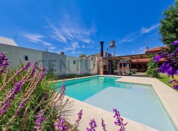 Casa · 135m² · 5 Ambientes · 2 Cocheras · Casa de 4 Dorm. con Parque y Pileta