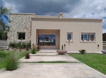 Casa · 121m² · 4 Ambientes · 2 Cocheras · Venta Casa 4amb Pileta en Pilar del Este Financia Oportunidad de Inversion