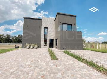 Casa · 230m² · 5 Ambientes · Casa en Venta a Estrenar - Canning Chico Piscina y 4 Dorm.